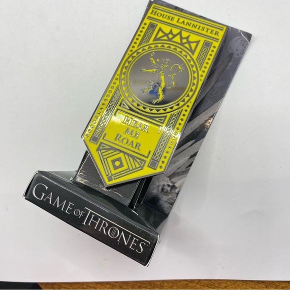 Game of Thrones House Lannister HEAR ME ROAR Pin With Box - Picture 8 of 9